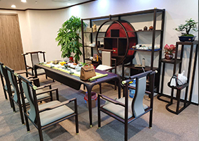 客户现场实拍图，新中式纯原木办公家具