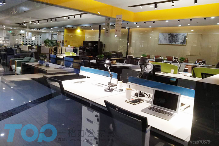 展厅办公桌卡位实拍.jpg 展厅办公桌卡位实拍.jpg