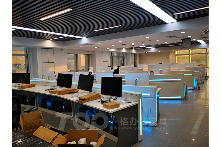 操作室办公台背面加灯光.jpg 操作室办公台背面加灯光.jpg