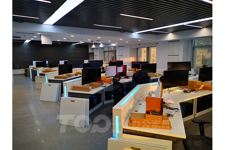 操作室办公台侧面.jpg 操作室办公台侧面.jpg