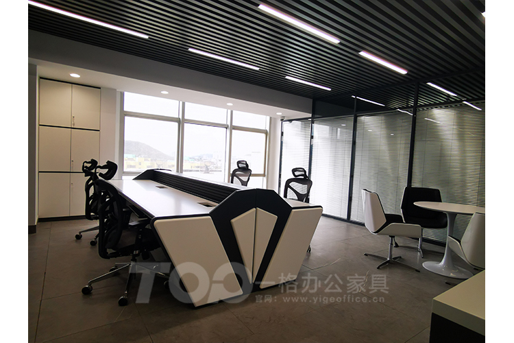 异形烤漆办公操作台.jpg 异形烤漆办公操作台.jpg