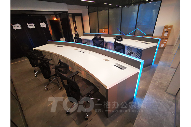 异形烤漆办公操作台里面.jpg 异形烤漆办公操作台里面.jpg