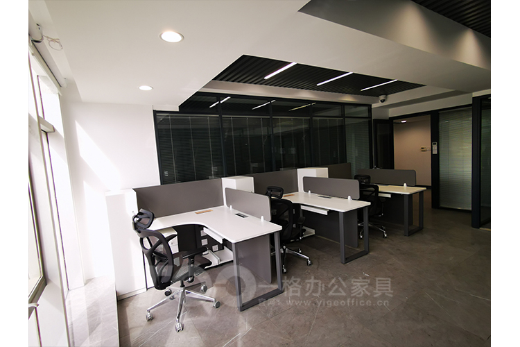 钢架高屏风办公桌.jpg 钢架高屏风办公桌.jpg