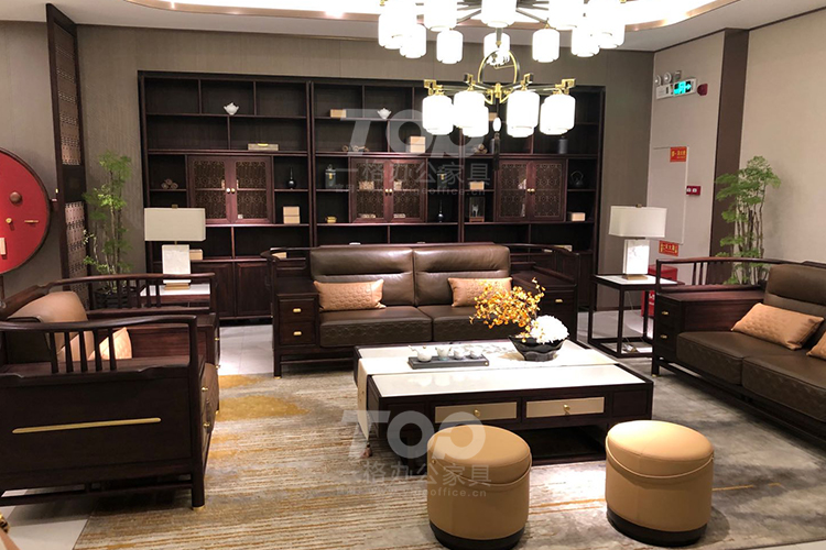 实木真皮洽谈沙发.jpg 实木真皮洽谈沙发.jpg