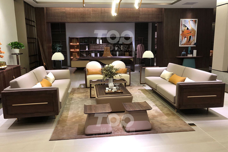 实木真皮沙发.jpg 实木真皮沙发.jpg