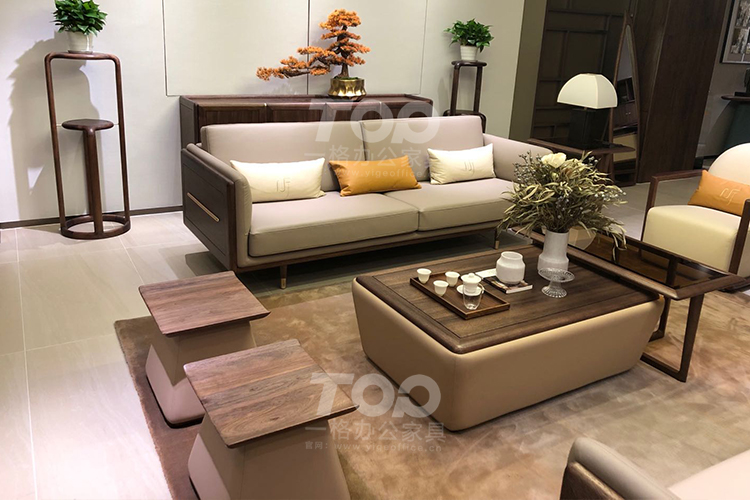 真皮实木沙发.jpg 真皮实木沙发.jpg