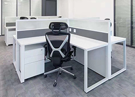 白色+灰主管桌、十字型屏风卡位、会议桌