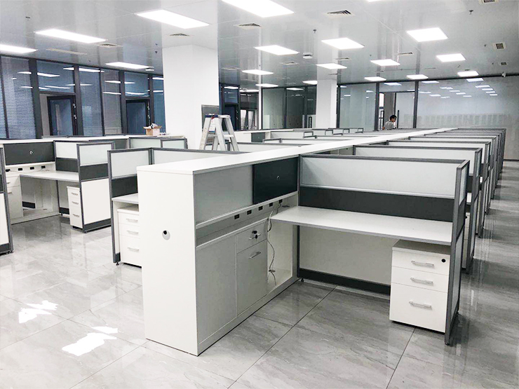 定制屏风办公桌内部带有线槽.jpg 定制屏风办公桌内部带有线槽.jpg