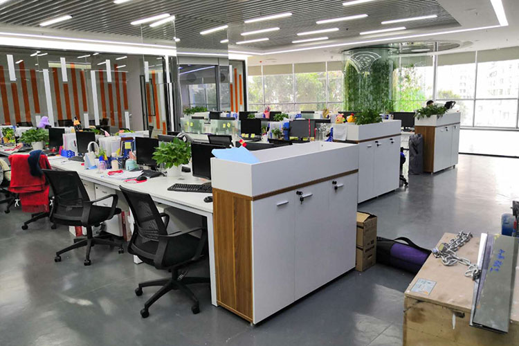 深圳员工办公桌.jpg